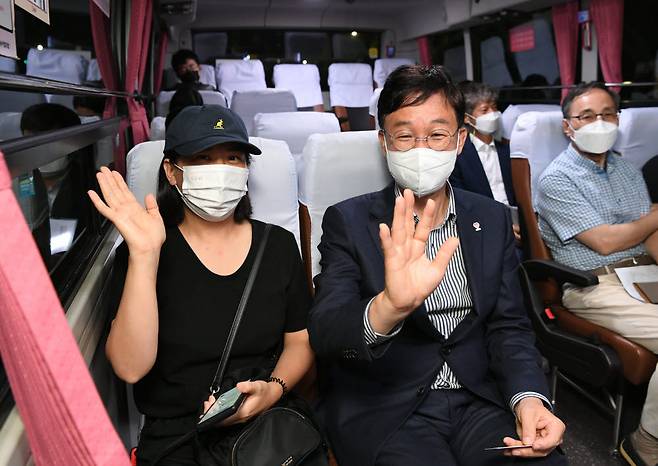 이민근 경기 안산시장(앞줄 오른쪽)이 광역버스 심야 연장운행에 앞서 직접 시승하며 점검하고 있다.