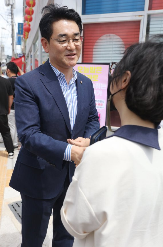 이재명 더불어민주당 당 대표 후보가 15일 순천대학교 산학협력관에서 열린 토크콘서트에 참석하면서 지지자들과 인사하고 있다.(맨 위 사진) 같은 날 박용진 의원이 광주 동구 동명동 카페의 거리를 찾아 시민과 인사를 하고 있다. 연합뉴스