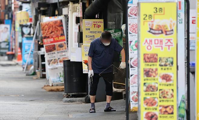 서울 시내의 음식점에서 직원이 영업을 준비하고 있다. 연합뉴스
