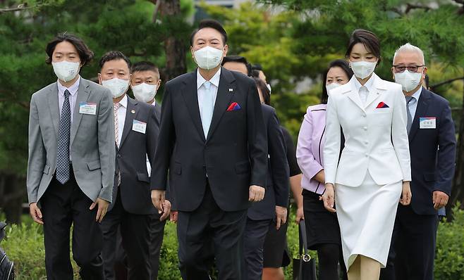 윤석열 대통령과 김건희 여사가 15일 서울 용산 대통령실 잔디마당에서 열린 제77주년 광복절 경축식에 참석하고 있다. 대통령실사진기자단