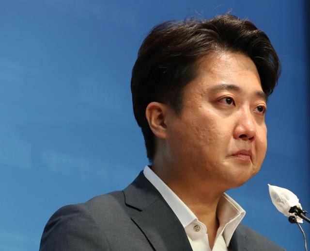 이준석 국민의힘 대표가 13일 서울 여의도 국회 소통관에서 기자회견을 하고 있다. 뉴스1