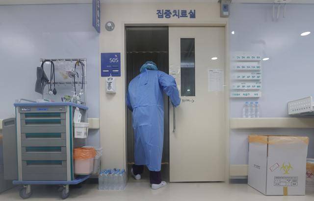 지난달 20일 서울시 코로나19 거점전담병원인 광진구 혜민병원에서 의료진이 업무를 보고 있다. 연합뉴스