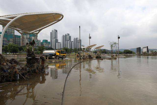 집중호우가 소강상태를 보인 14일 오후 서울 서초구 반포한강공원에서 공원 청소 작업이 한창이다. 뉴시스