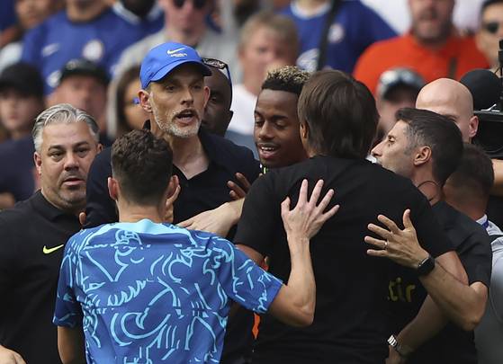 Chelsea's head coach Thomas Tuchel argues with Tottenham's head coach Antonio Conte during the English Premier League soccer match between Chelsea and Tottenham Hotspur at Stamford Bridge Stadium in London, Sunday, Aug. 14, 2022. (AP Photo/Ian Walton)  〈저작권자(c) 연합뉴스, 무단 전재-재배포 금지〉
