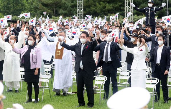 윤석열 대통령과 부인 김건희 여사가 15일 서울 용산 대통령실 잔디마당에서 열린 제77주년 광복절 경축식에서 참석자들과 함께 만세 삼창을 하고 있다. 2022.08.15. [사진=뉴시스]