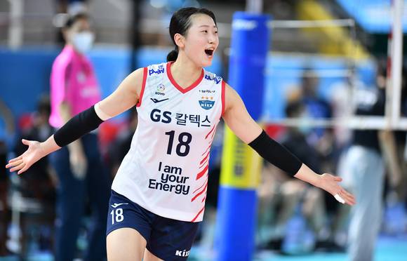 15일 순천 팔마체육관에서 GS칼텍스와 IKB기업은행의 2022 순천·도드람컵 프로배구대회(KOVO컵대회) 여자부 A조 경기가 열린 가운데 GS칼텍스 권민지가 득점을 기록하고 기뻐하고 있다. [사진=한국배구연맹(KOVO)]