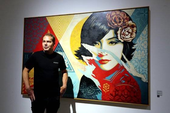 환경 문제를 다룬 신작 ‘마음을 열어라(Open Minds)’ 앞에 선 셰퍼드 페어리. [뉴시스]