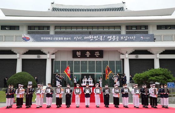 14일 서울 동작구 국립서울현충원 현충관 앞에서 국군 장병들이 한국광복군 선열 17위의 영현을 봉송하고 있다. 11위는 영정이 있었지만, 6위는 영정이 없어 위패로 대신했다. 17명의 독립운동가 합동 안장은 건국 이후 최대 규모다. [뉴시스]