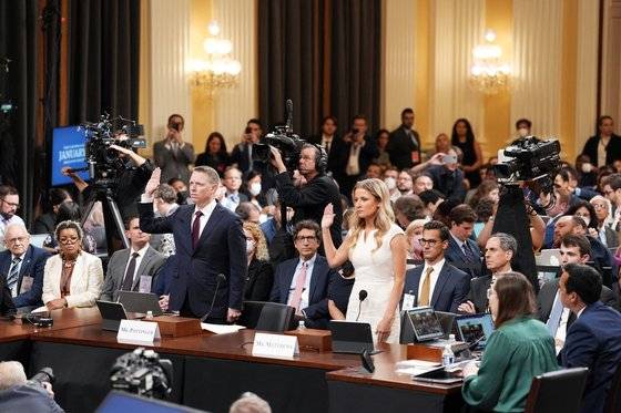 지난달 미국 1·6 의사당 난입 사태 하원 특별위원회 에 출석한 트럼프 정부 인사들의 모습. [로이터=연합뉴스]