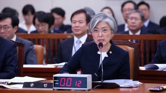 2017년 10월 당시 강경화 외교부 장관이 국회 국정감사에 출석해 사드 3불에 대해 설명하고 있다. [중앙포토]