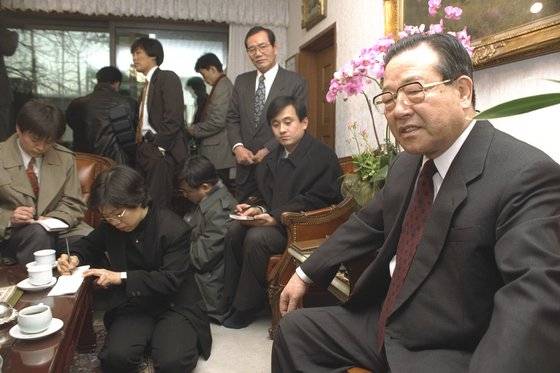 1995년 1월 19일 권력투쟁에서 밀려난 김종필(JP) 민자당 대표가 서울 신당동 자택에서 대표직 사퇴의사를 밝히고 있다. 이 직후 자유민주연합을 창당한 JP는 그해 6월 지방선거에서 돌풍을 일으켜 김영삼 대통령을 곤경에 빠트렸다.  [중앙포토]