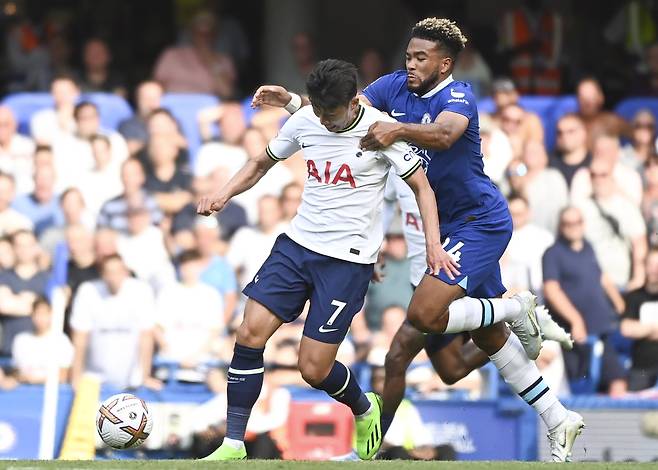 첼시전에서 꽁꽁 묶인 손흥민(왼쪽). EPA=연합뉴스