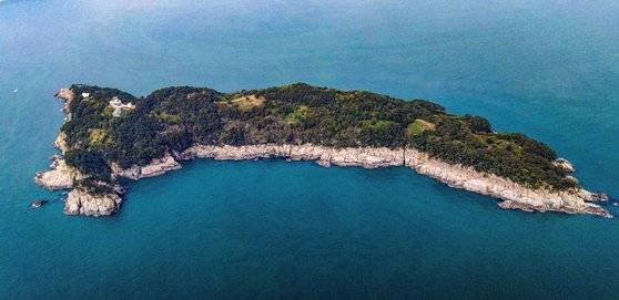 경남 거제시 일운면 지심도. 동백섬으로 알려진 이곳은 해마다 10만 명이 넘는 관광객이 찾는 곳이기도 하다.[한국내셔널트러스트]