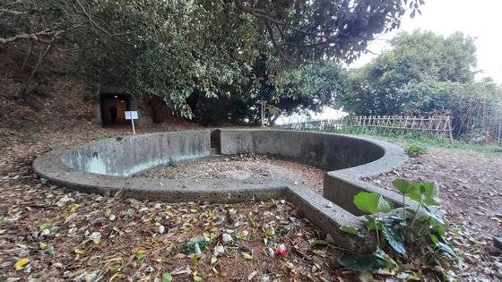 지심도에 남아있는 일제의 포진지. 지하 탄약고 양 옆으로 포대를 설치했다. [한국내셔널트러스트]