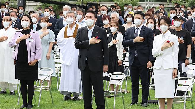 국민의례 하는 윤석열 대통령 내외. 연합뉴스