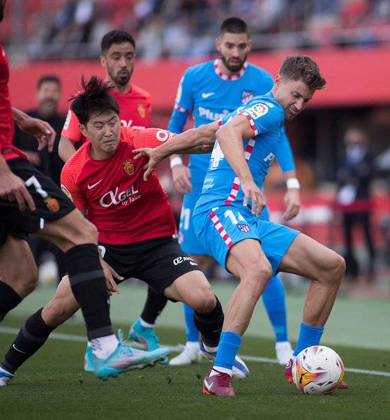 아틀레티코 마드리드전에서 상대 선수를 견제하는 이강인. AFP=연합뉴스