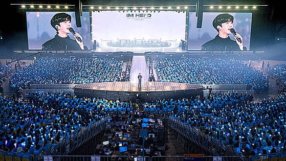 지난 14일 서울 KSPO돔(구 체조경기장)에서 열린 임영웅 전국투어 콘서트의 마지막 공연은 '피켓팅'에 실패한 팬들을 위해 온라인으로도 생중계됐다. 사진 물고기뮤직