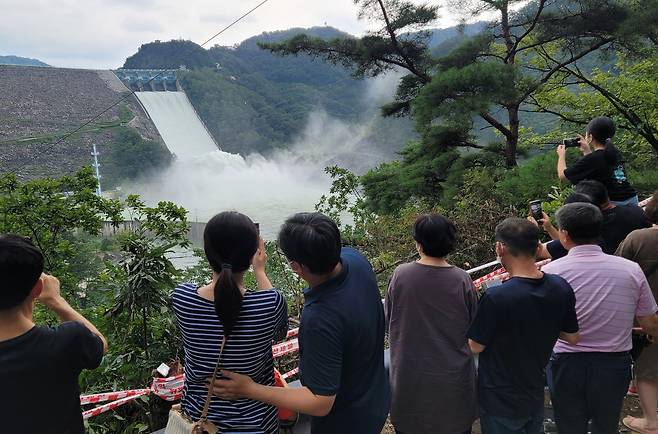 15일 오후 강원 춘천시 소양강댐이 닷새째 수문을 열고 물을 하류로 흘려보내고 있다. 연합뉴스
