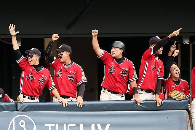 전주고 선수들이 15일 서울 목동야구장에서 열린 제56회 대통령배 전국고교야구대회 대구고와의 준결승전에서 9회 말 극적인 동점을 만든 뒤 기뻐하고 있다. 장진영 기자