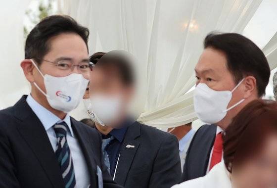 이재용 삼성전자 부회장(왼쪽)과 최태원 SK그룹 회장이 지난 5월 열린 2022 대한민국 중소기업인대회에서 인사하고 있다. 연합뉴스