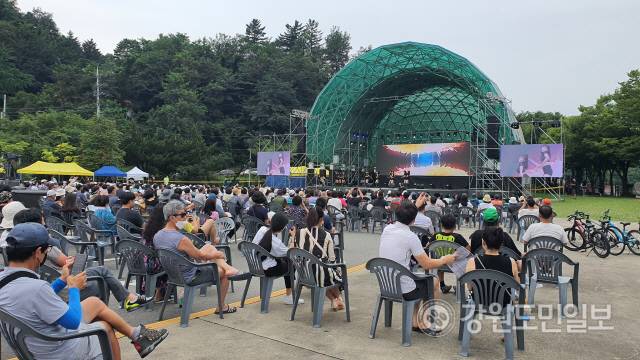 ▲ 춘천민예총은 지난 14일 공지천 야외공연장에서 ‘리조이스 힐링 페스티벌’을 개최했다. 이날 트로트 가수 장민호, 태권도 공연팀 K타이거즈, 필그림 앙상블 등이 출연해 다채로운 공연을 선보였다.