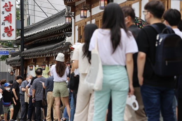 15일 시민들이 서울 시내 한 삼계탕 가게에 줄을 서고 있다. 연합뉴스