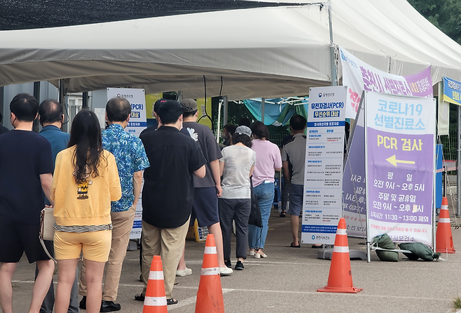15일 강원 춘천시 선별진료소에서 코로나19 검사를 받기 위해 시민들이 줄을 잇고 있다. 연합뉴스