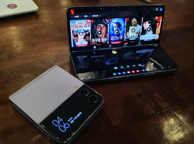 삼성전자가 지난 10일 공개한 ‘갤럭시Z폴드4(오른쪽)’와 ‘갤럭시Z플립4’를 지난 주말 사용해 봤다. 삼성전자의 4세대 폴더블폰은 ‘접는 스마트폰’의 대중화를 이룰 수 있을까.