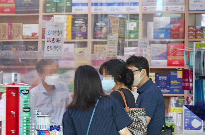 약값도 다 올랐네 코로나19 재확산으로 쌍화탕과 판피린 등 감기약값이 오르고 있는 가운데 15일 서울 시내 한 약국에서 시민들이 약을 조제받고 있다. 연합뉴스
