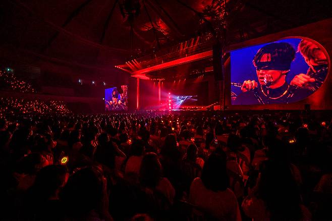 Singer-actor Lee Jun-ho performs during his fan concert “Before Midnight” at the SK Olympic Handball Gymnasium at Seoul’s Olympic Park, Sunday. (JYP Entertainment)