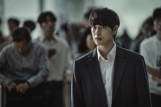 Yim Si-wan as a mysterious passenger named Ryu Jin-seok who randomly boards a flight to Hawaii to kill as many passengers as possible by spreading an unidentified virus in “Emergency Declaration.” [SHOWBOX]