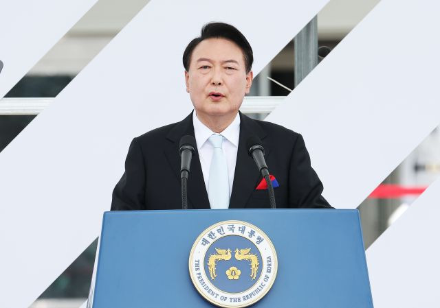 윤석열 대통령이 15일 서울 용산 대통령실 청사 잔디마당에서 열린 제77주년 광복절 경축식에서 경축사를 하고 있다. 연합뉴스