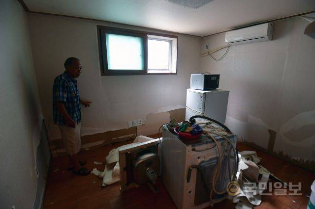 아직 복구에 엄두를 못 내는 집주인.