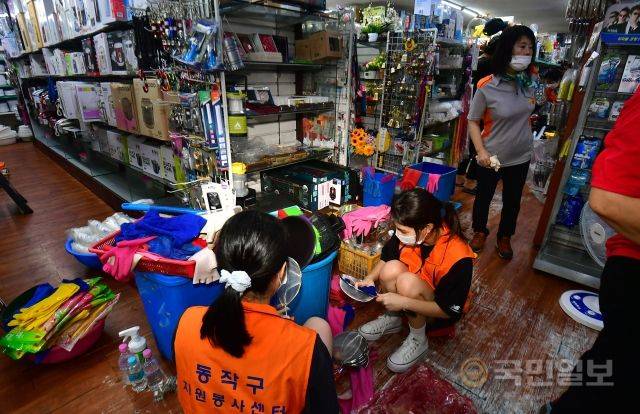 지하상가에서 자원봉사자들이 집기류를 닦고 있다.