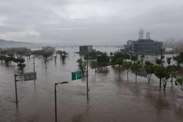 지난 11일 오전 불어난 물에 서울 반포한강공원이 잠겨 있는 모습. [사진 출처 = 연합뉴스]
