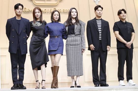 (서울=뉴스1) 권현진 기자 = 배우 이현욱(왼쪽부터)과 정유진, 김희선, 차지연, 박훈, 김정민 감독이 13일 오전 서울 중구 크레스트72에서 열린 넷플릭스 시리즈 '블랙의 신부' 제작발표회에서 포즈를 취하고 있다.   '블랙의 신부'는 사랑이 아닌 조건을 거래하는 상류층 결혼정보 회사에서 펼쳐지는 복수와 욕망의 스캔들을 그린 작품이다. 2022.7.13/뉴스1