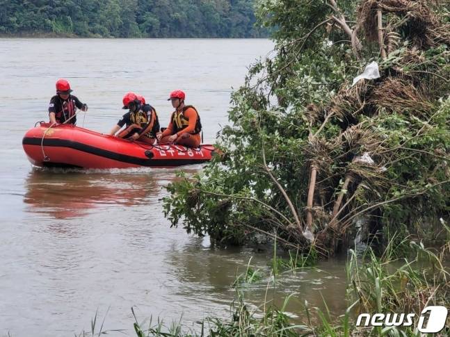 지난 9일 내린 집중호우로 강원 원주 부론면 섬강 인근에서 실종된 노부부 수색 7일째인 15일 소방당국의 수색이 이어지고 있다. /사진=뉴스1(강원도소방본부 제공)