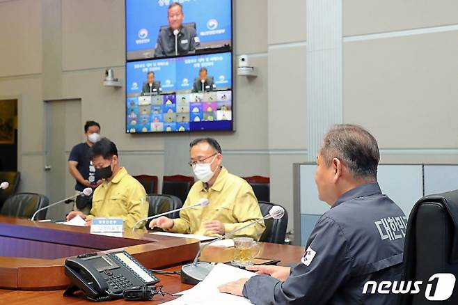이상민 행정안전부 장관(중대본부장)이 15일 오후 서울시 종로구 세종대로 정부서울청사 서울상황센터에서 열린 집중호우 대처 및 피해수습 상황 점검회의를 주재하고 있다 /사진=뉴스1