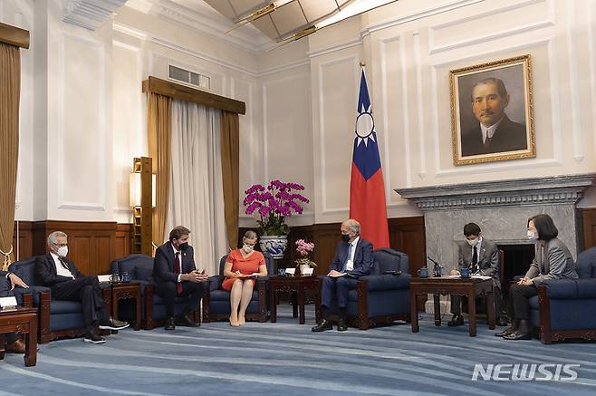 [타이베이=AP/뉴시스] 차이잉원 대만 총통(오른쪽)이 15일 타이베이 대통령 집무실에서 대만을 방문한 에드 마키 상원의원 등 미 의회 대표단을 만나고 있다. 2022.08.15.