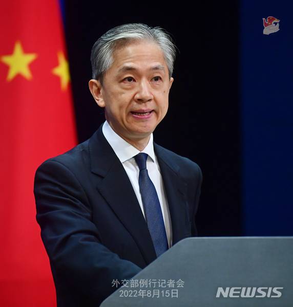 [서울=뉴시스] 왕원빈 중국 외교부 대변인이 15일 정례 브리핑을 하고 있다. (사진=중국 외교부 웹사이트 캡처) 2022.08.15