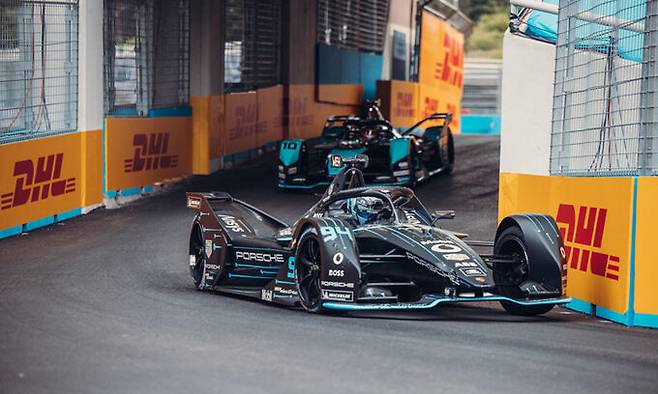 지난 13∼14일 ‘2022 하나은행 서울 E프리’에 출전한 포르쉐 99X 일렉트릭 레이스 카. 포르쉐코리아 제공