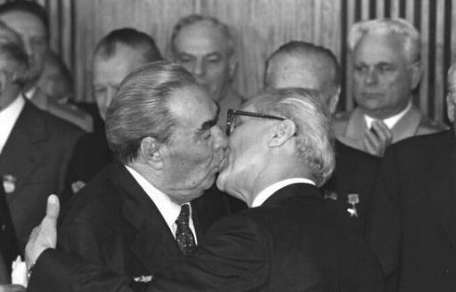 러시아 화가 드미트리 브루벨이 벽화 ‘형제의 키스’를 구상하는 계기가 된 사진. 1979년 동독 건국 30주년을 맞아 동독을 방문한 레오니트 브레즈네프 당시 소련 공산당 서기장(왼쪽)이 에리히 호네커 당시 동독 공산당 서기장과 격렬한 입맞춤을 하고 있다. 세계일보 자료사진