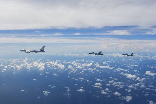 중국인민해방군(PLA) 동부전구 소속 항공기들이 지난 7일(현지시간) 대만 해협 일대에서 합동 전투 훈련을 하고 있는 모습. AP뉴시스