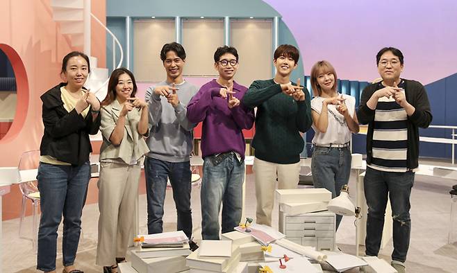 성인 문해력을 다루는 EBS ‘당신의 문해력+’ 제작진은 “초중고교생뿐만 아니라 대학생, 심지어 사회생활을 활발히 하는 30∼40대까지도 문해력이 부족하다”며 “특히 훑어읽으면서 문해력 부족 문제가 자주 생긴다”고 강조했다. 사진은 ‘당신의 문해력+’의 김지원 PD(왼쪽부터), 김해연 작가, 수잔 샤키야, 봉태규, 황광희, 초아, 민정홍 PD. EBS 제공