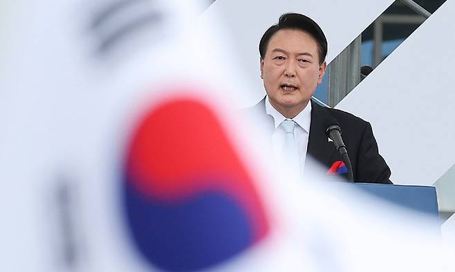 윤석열 대통령이 15일 서울 용산 대통령실 청사 잔디마당에서 열린 제77주년 광복절 경축식에서 경축사를 하고 있다. 연합뉴스