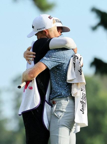 15일(한국시간) 미국 테네시주 멤피스의 TPC 윈드에서 열린 PGA 투어 페덱스 세인트주드 챔피언십에서 우승한 윌 잴러토리스가 자신의 캐디와 함께 기쁨을 나누고 있다.멤피스 AP 연합뉴스