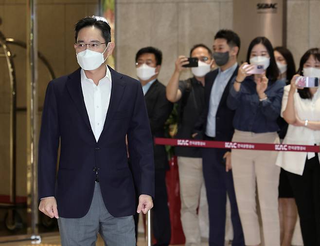 유럽 출장길에 오르는 이재용 삼성전자 부회장이 6월7일 서울 강서구 서울김포비즈니스항공센터(SGBAC)를 통해 출국하고 있다.ⓒ연합뉴스