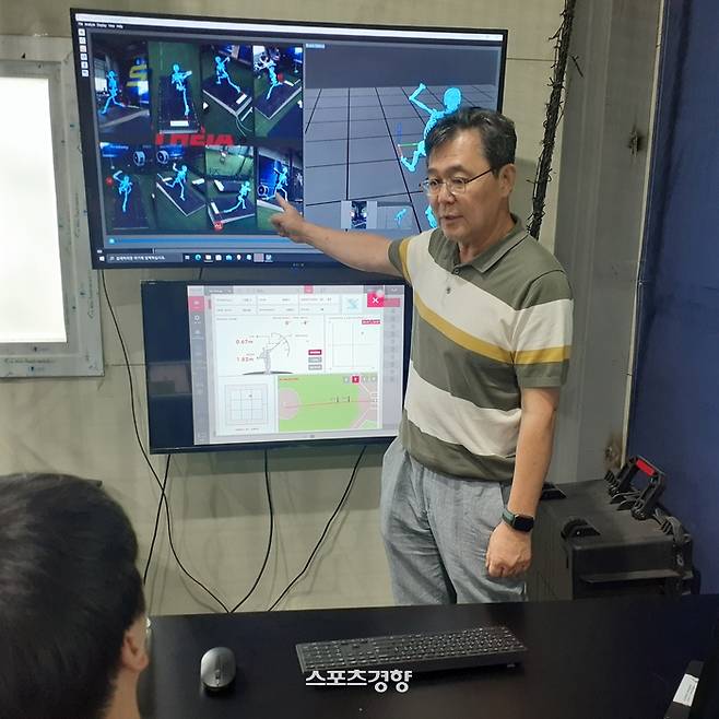 이기광 국민대 교수가 경기 구리 S&P 베이스볼 아카데미에서 바이오메카닉스로 투구 동작을 분석한 결과를 설명하고 있다. 김세훈 기자
