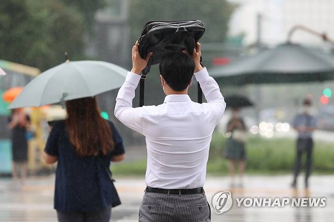 비 내리는 출근길 [연합뉴스 자료사진]
