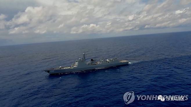 대만 인근 해역 지나가는 중국군 구축함 (대만해협 로이터=연합뉴스 자료사진) 8일 중국 인민해방군 동부전구 사령부 소속의 해군 구축함이 대만 주변 해역에서 군사훈련에 참가하고 있다. [중국군 동부전구 사령부 제공. 재판매 및 DB 금지] 2022.08.09 jsmoon@yna.co.kr